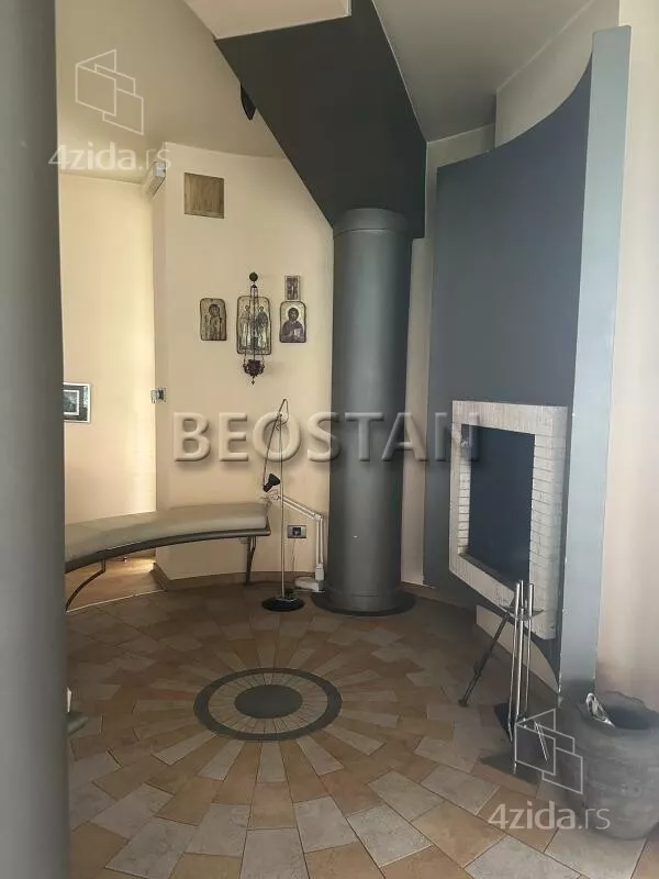 Šestoiposoban stan | 4zida