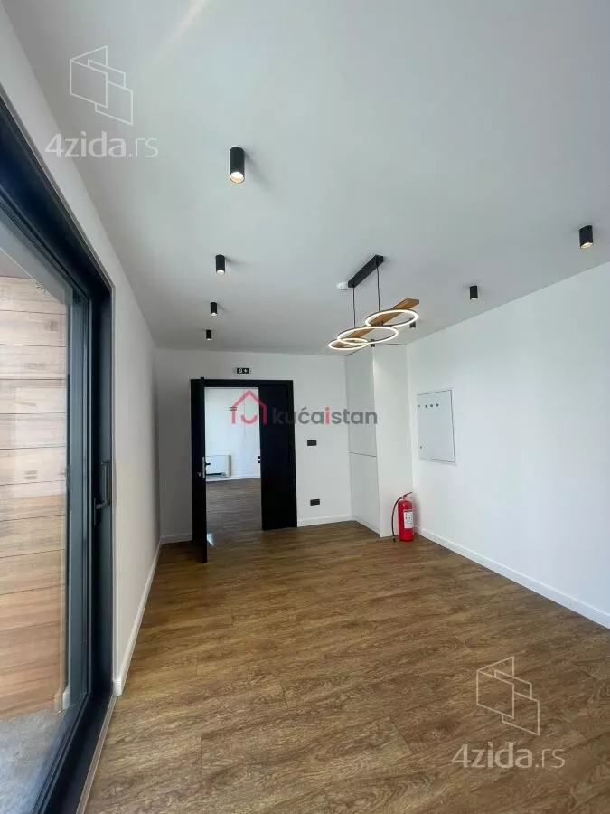Poslovna zgrada | 4zida