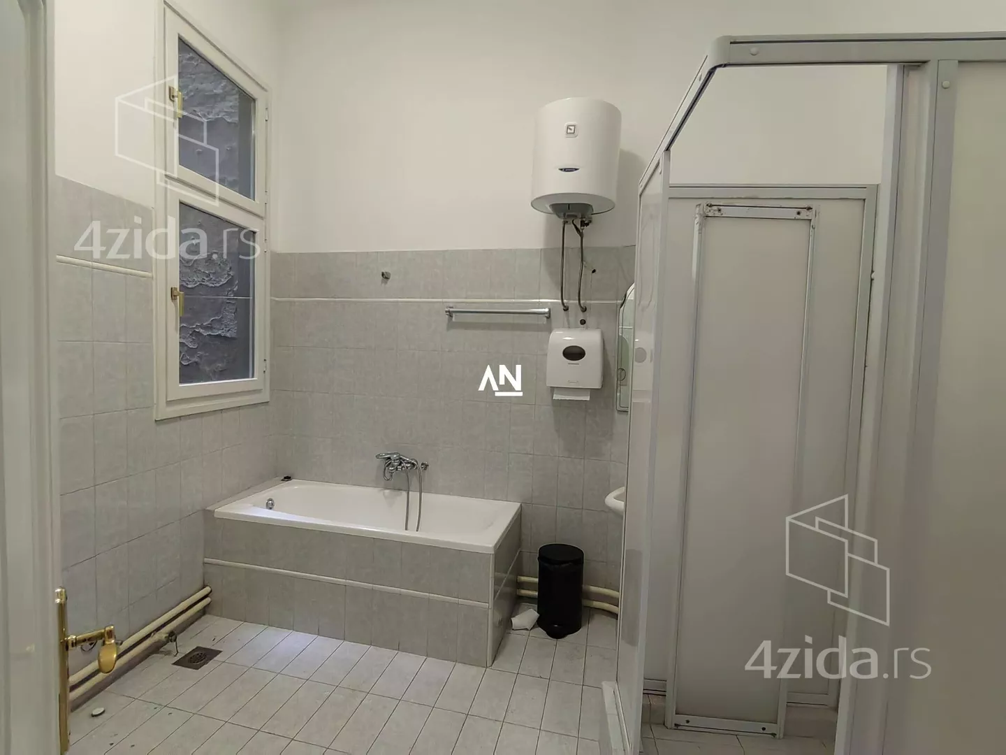 Šestoiposoban stan | 4zida