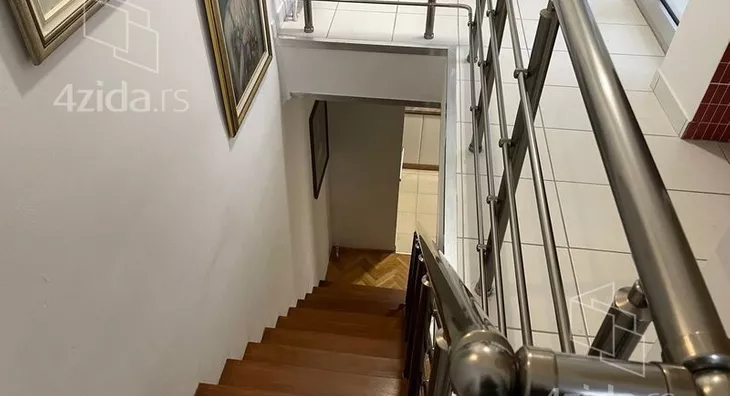 Četvoroiposoban stan | 4zida