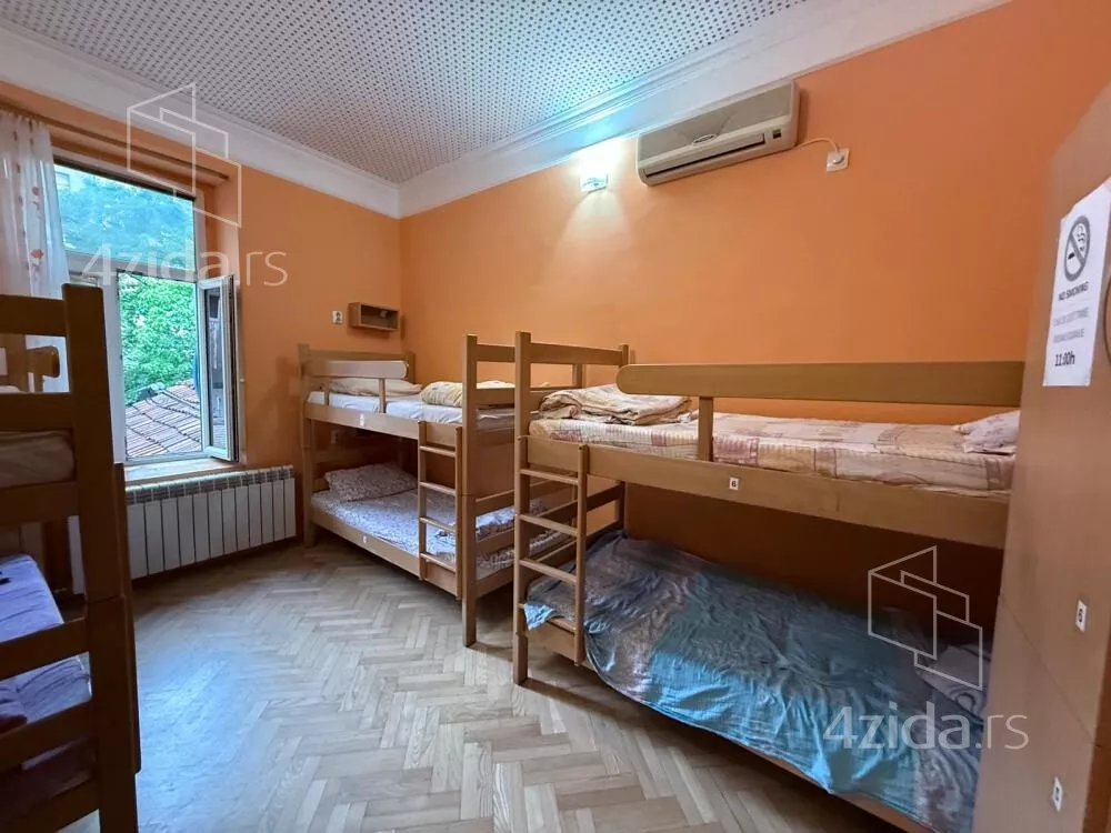 Šestoiposoban stan | 4zida