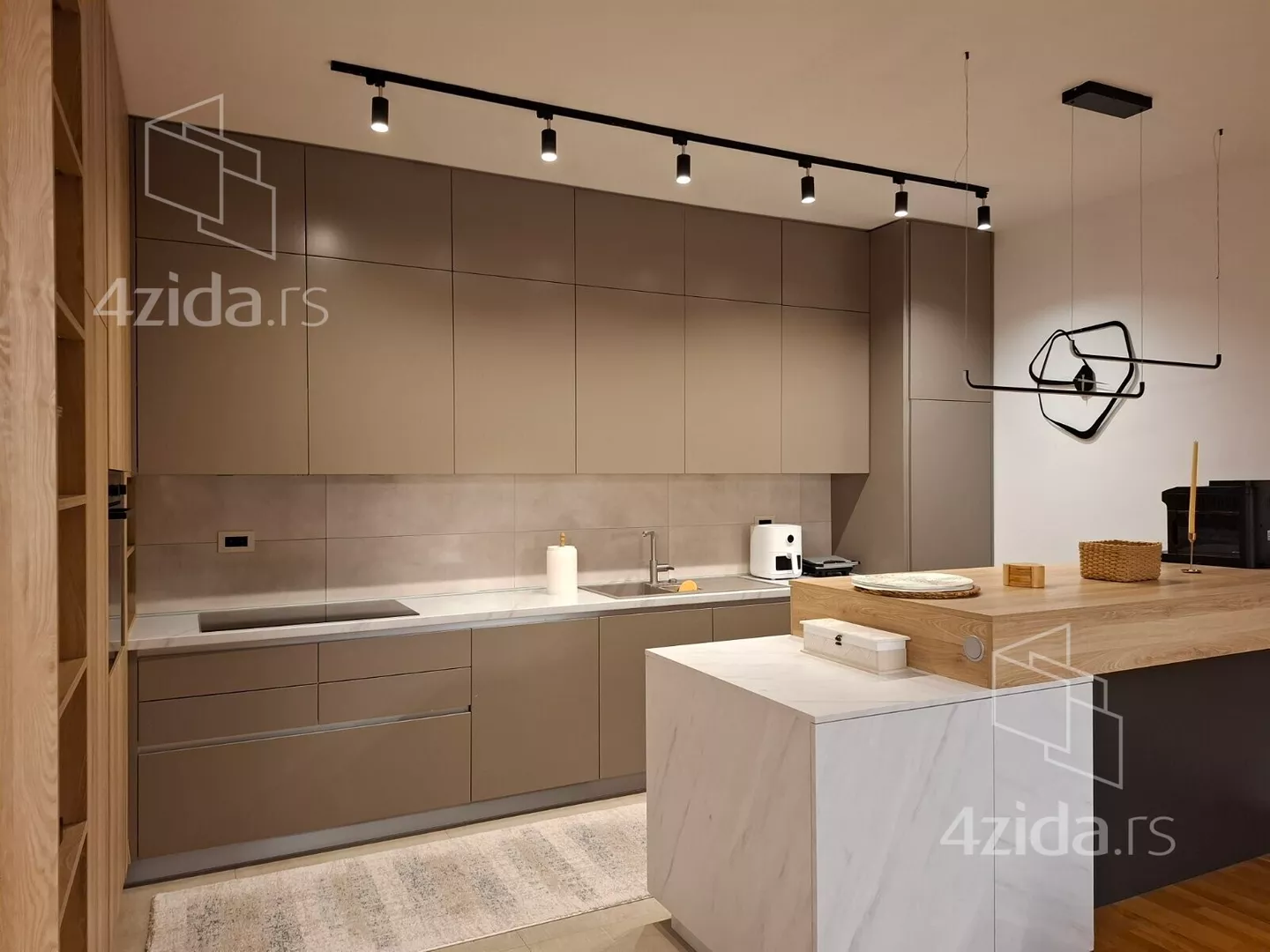 Četvoroiposoban stan | 4zida