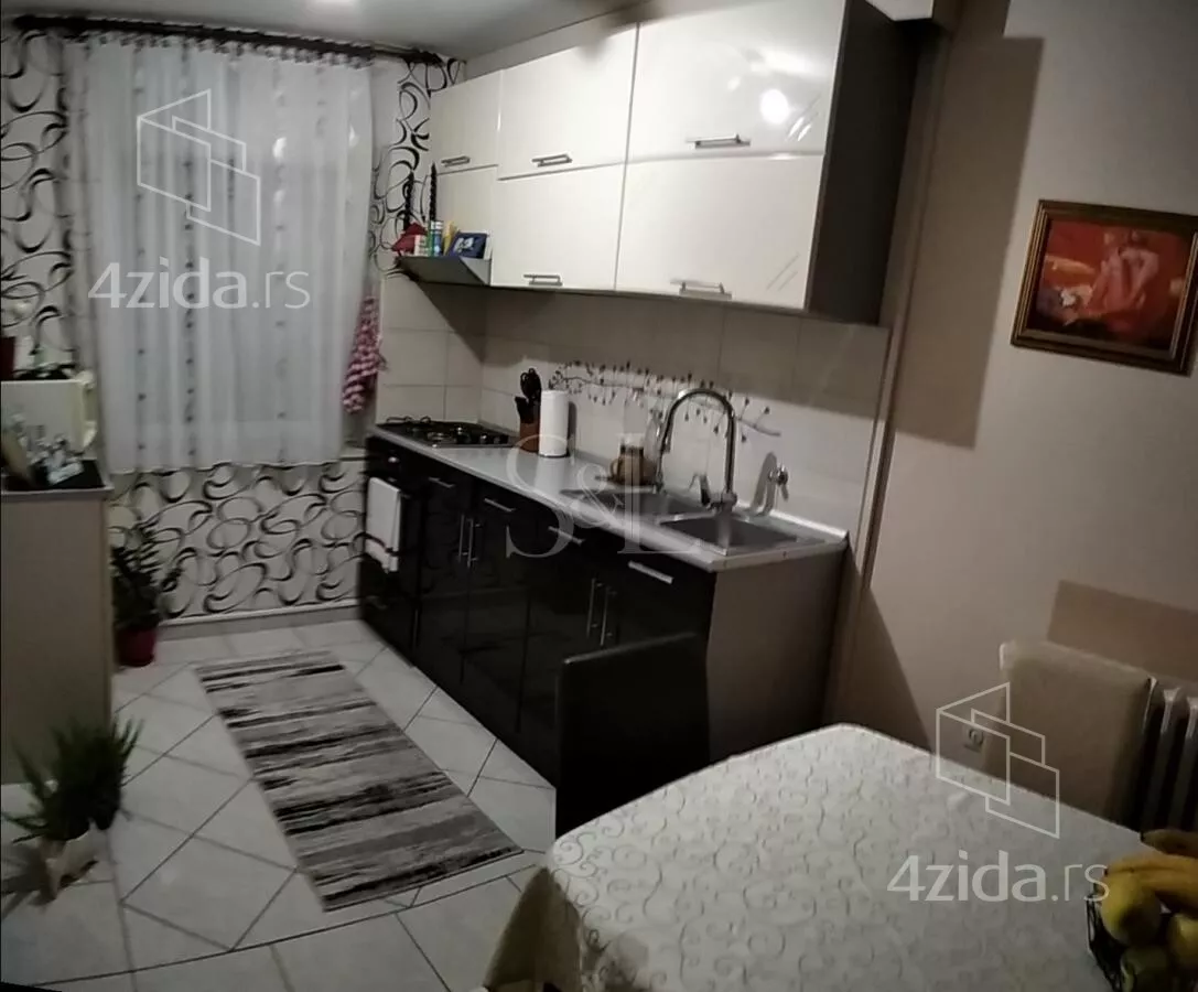 Šestosoban stan | 4zida