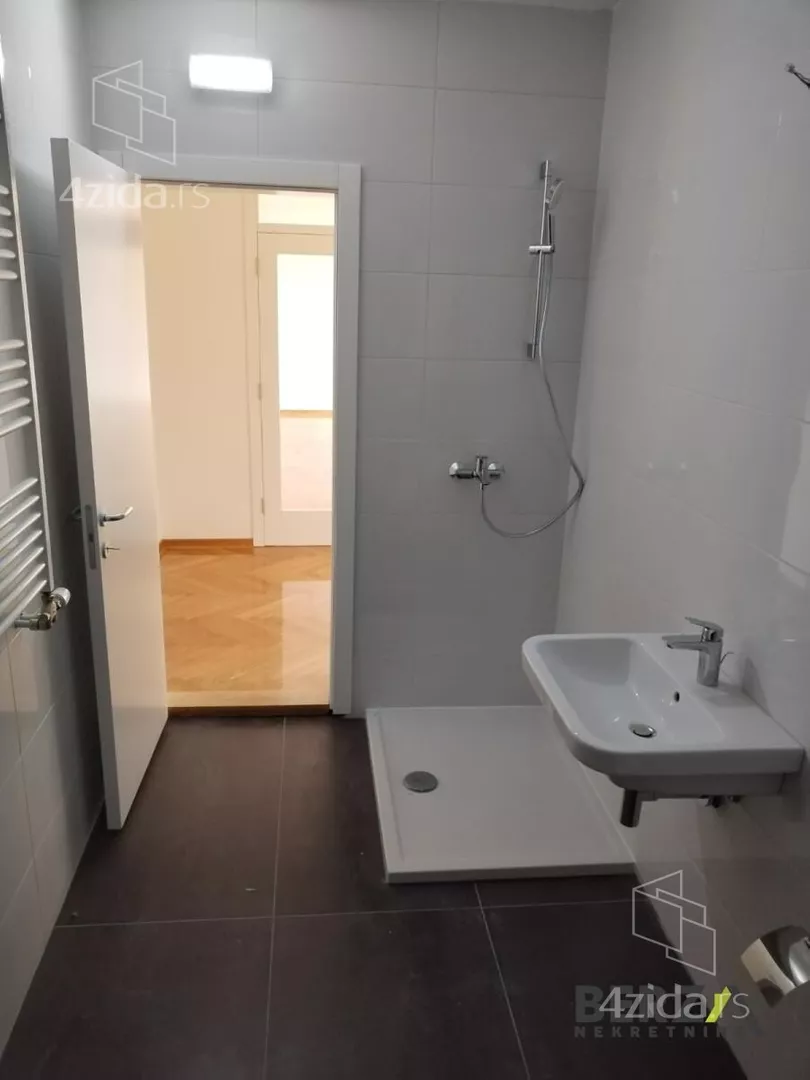 Četvoroiposoban stan | 4zida