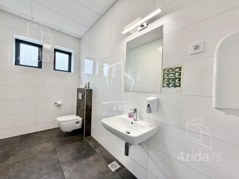 Poslovna zgrada | 4zida