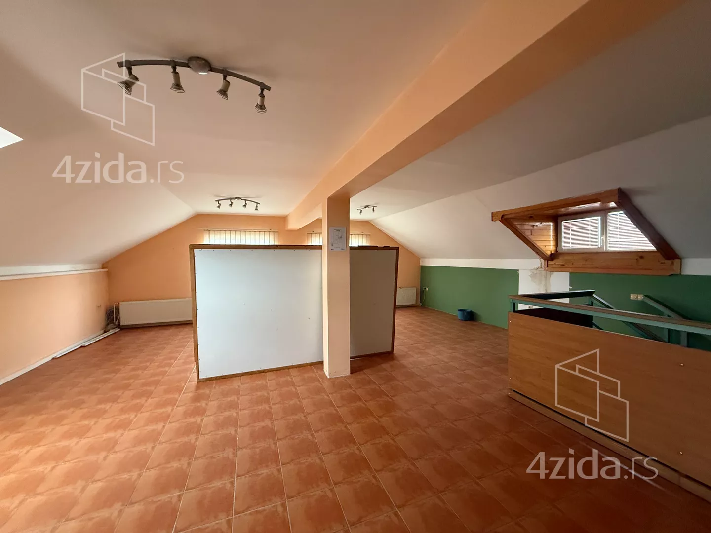 Poslovna zgrada | 4zida