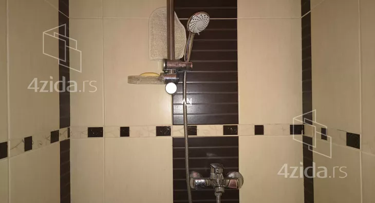 Šestosoban stan | 4zida