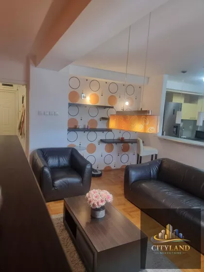 Crveni Pevac | 4zida.rs