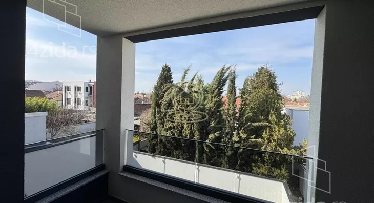 Šestosoban stan | 4zida