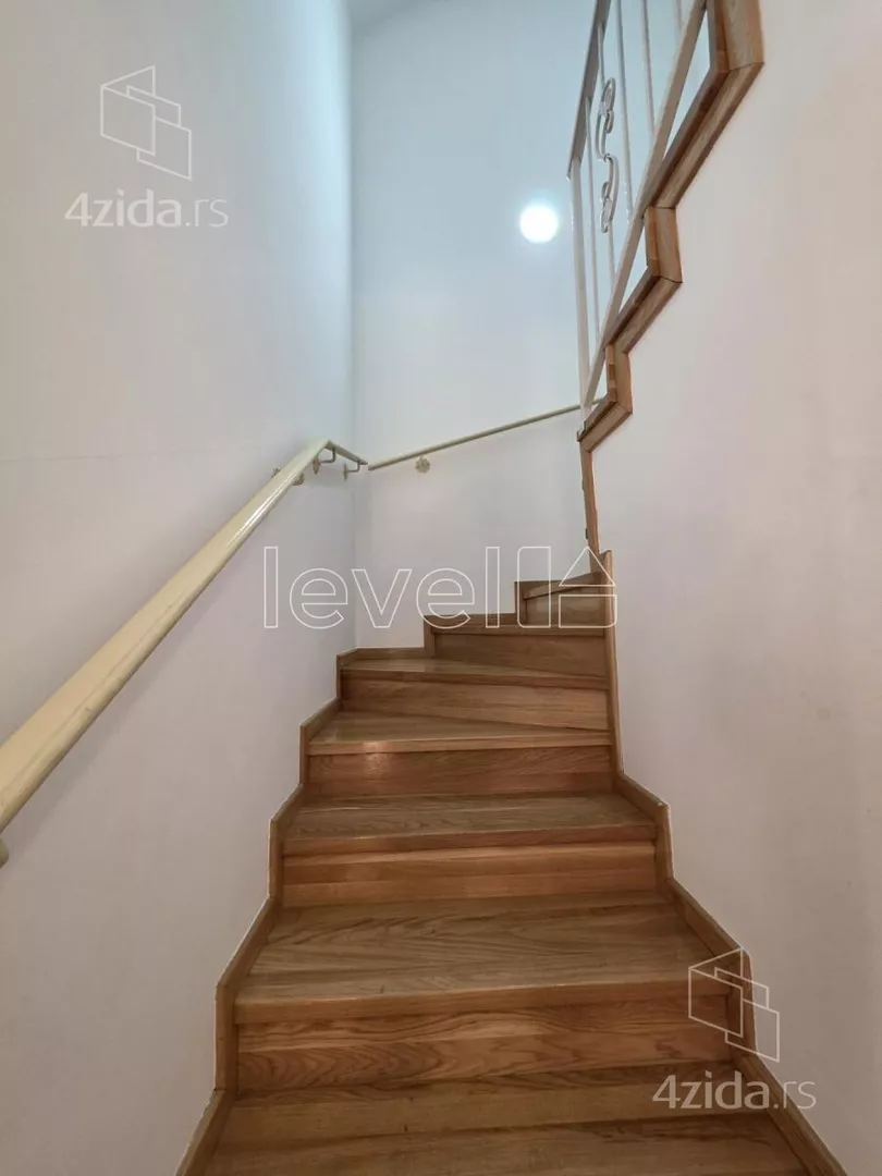 Četvoroiposoban stan | 4zida