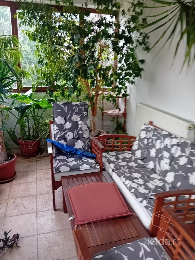 Šestoiposoban stan | 4zida