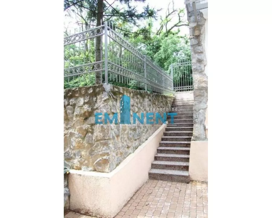 Sedmosoban stan | 4zida