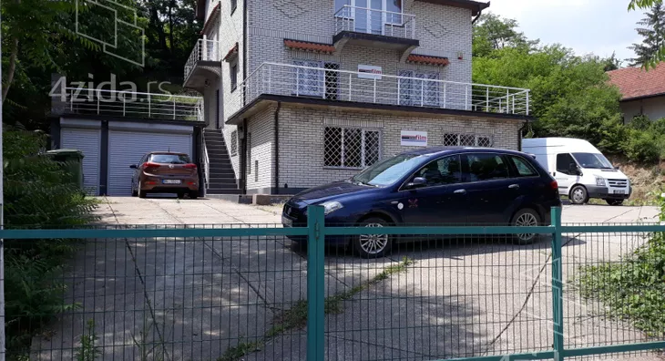 Poslovna zgrada | 4zida