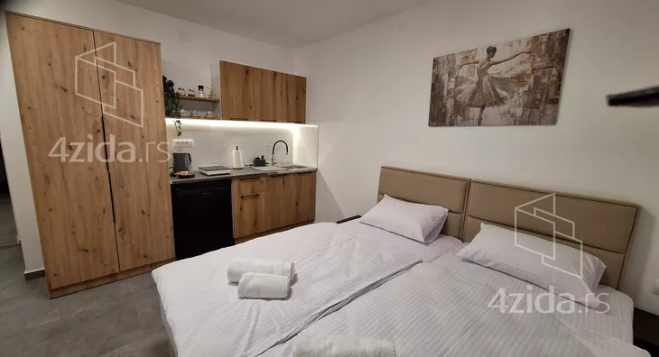 Poslovna zgrada | 4zida