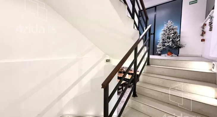 Poslovna zgrada | 4zida