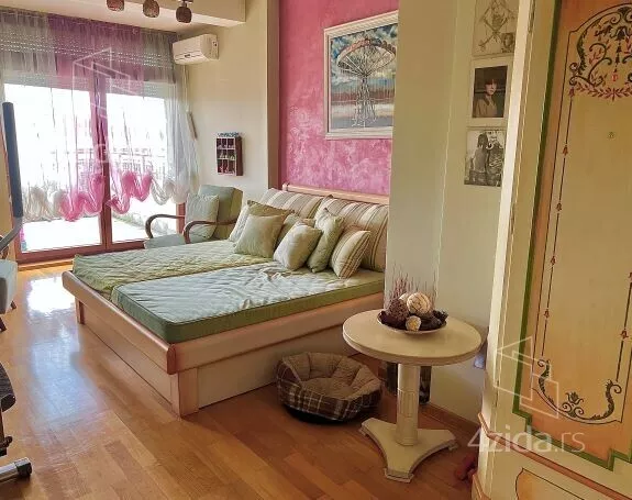 Šestosoban stan | 4zida