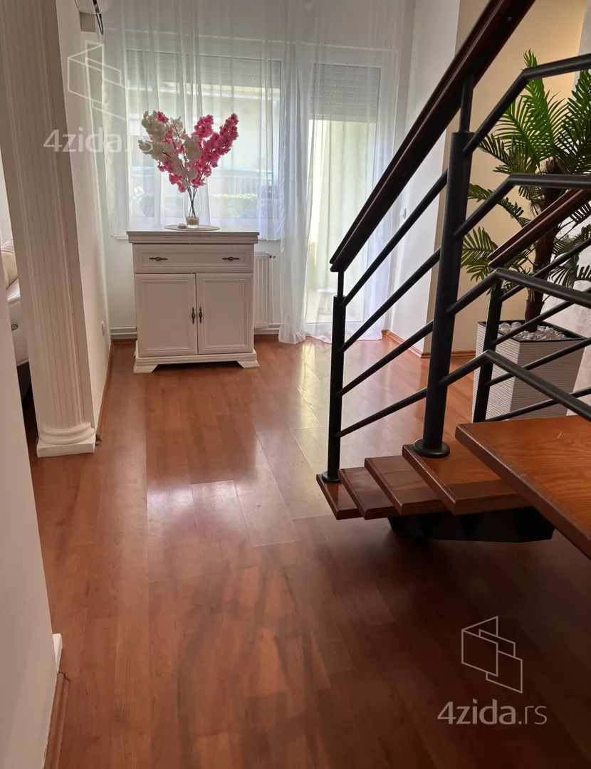 Šestosoban stan | 4zida