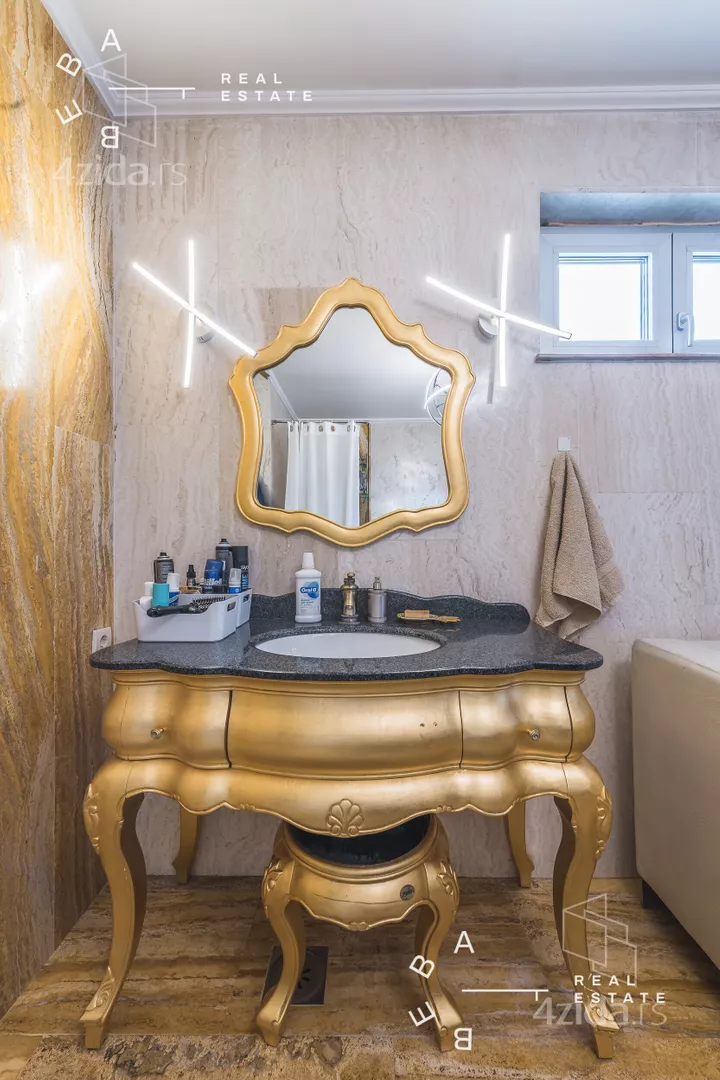 Šestosoban stan | 4zida