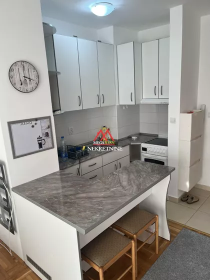 Lasla Gala | 4zida.rs