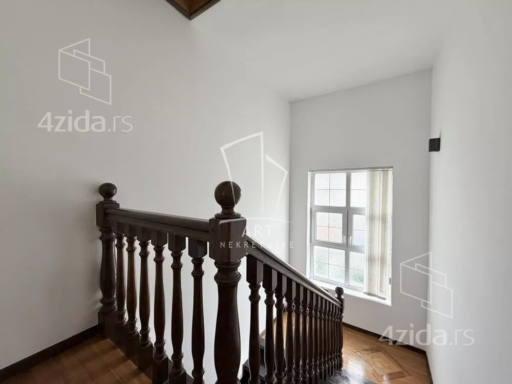 Poslovna zgrada | 4zida