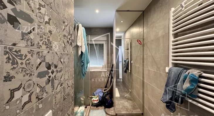 Šestosoban stan | 4zida