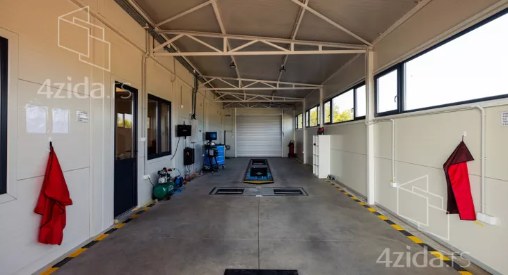 Poslovna zgrada | 4zida