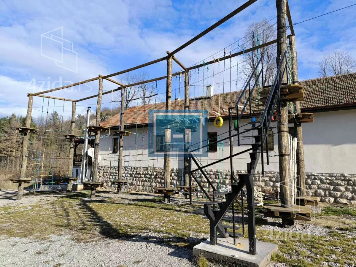 Poslovna zgrada | 4zida