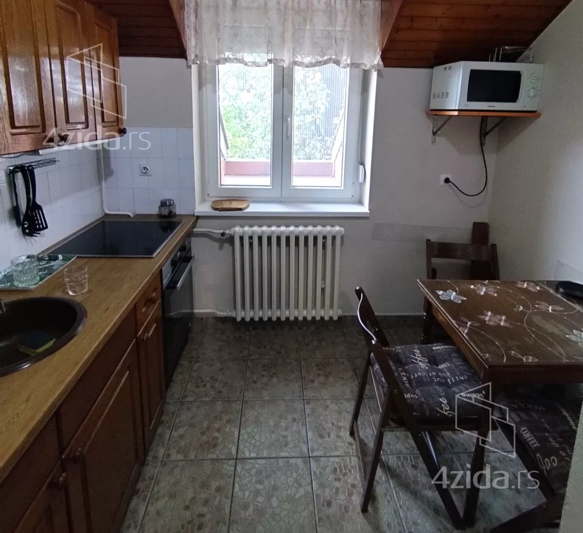 Troiposoban stan | 4zida