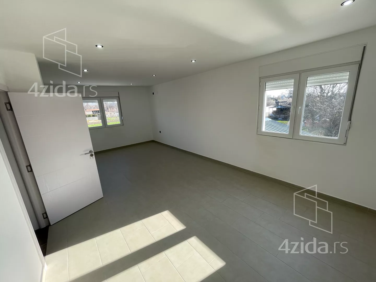 Poslovna zgrada | 4zida