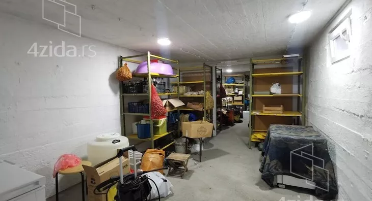 Poslovna zgrada | 4zida