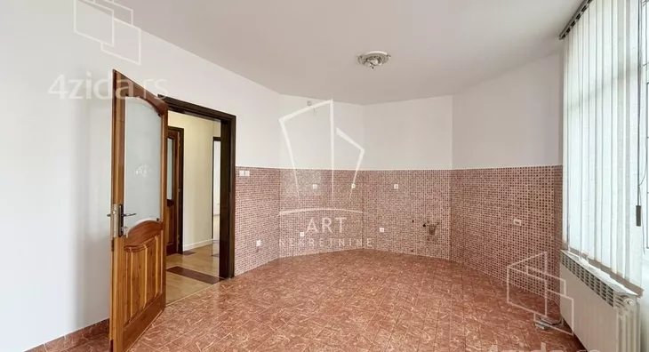 Poslovna zgrada | 4zida