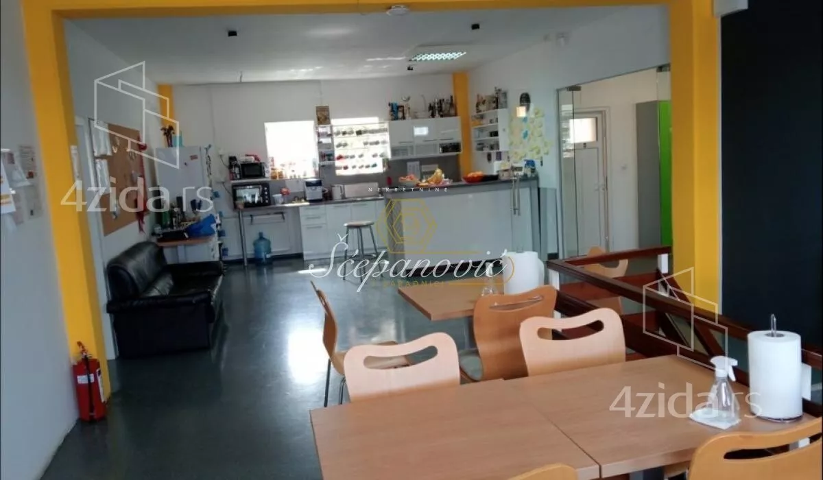 Poslovna zgrada | 4zida