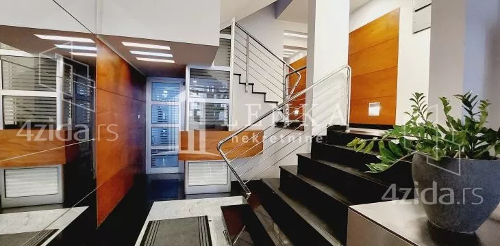 Šestoiposoban stan | 4zida