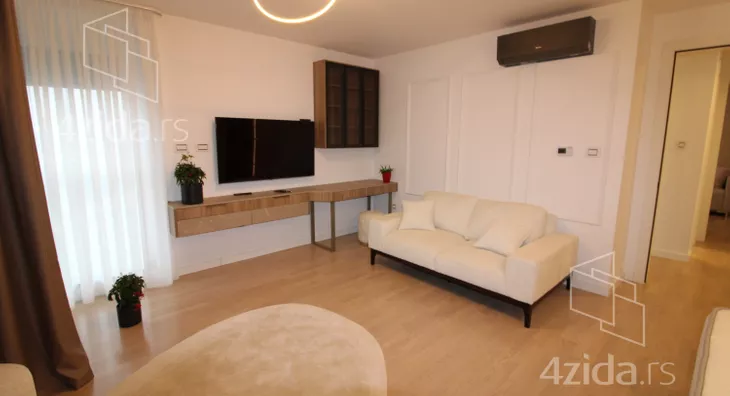 Šestosoban stan | 4zida