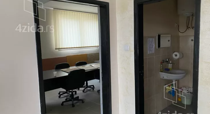 Poslovna zgrada | 4zida