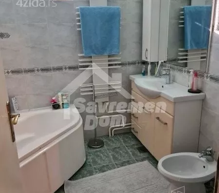 Šestoiposoban stan | 4zida