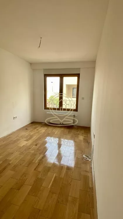 Crveni Pevac | 4zida.rs