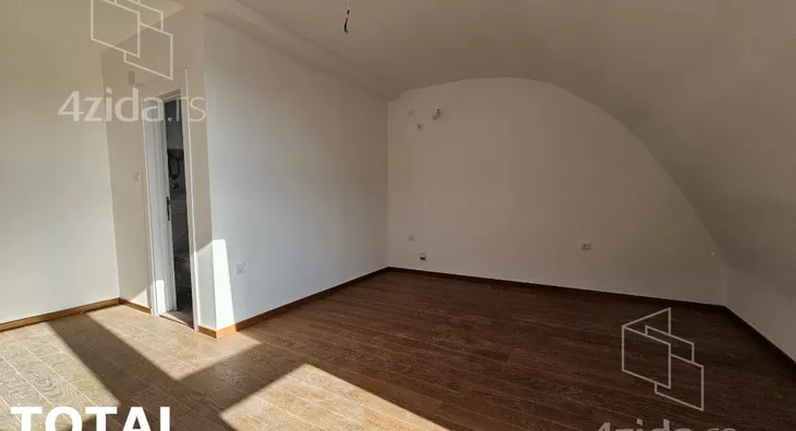 Šestoiposoban stan | 4zida