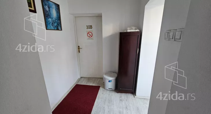 Poslovna zgrada | 4zida