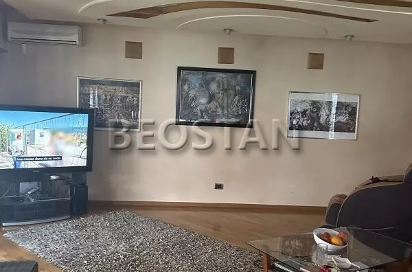 Šestoiposoban stan | 4zida