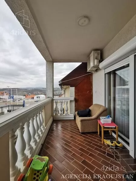 Poslovna zgrada | 4zida