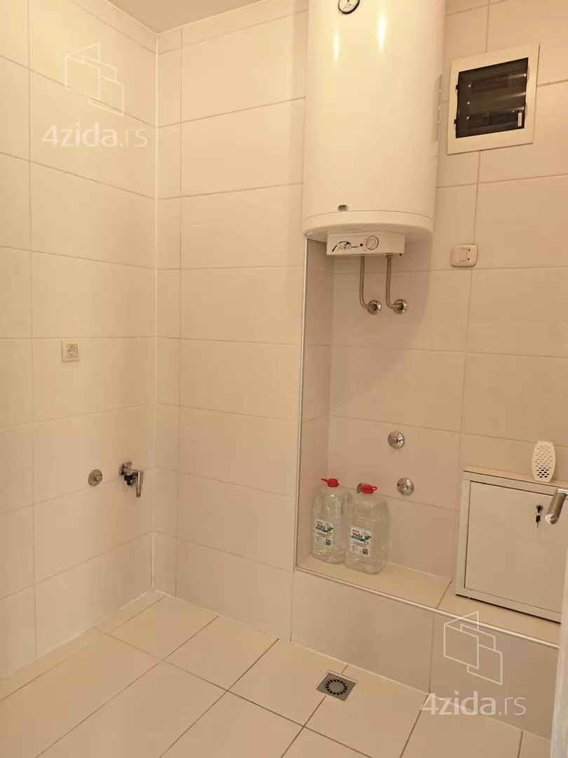 Šestosoban stan | 4zida