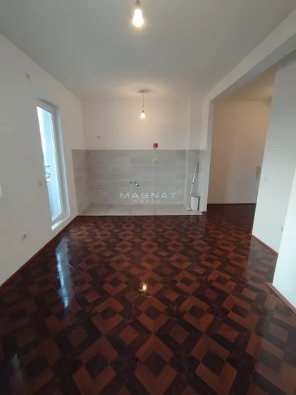 Sutjeska 7 | 4zida.rs