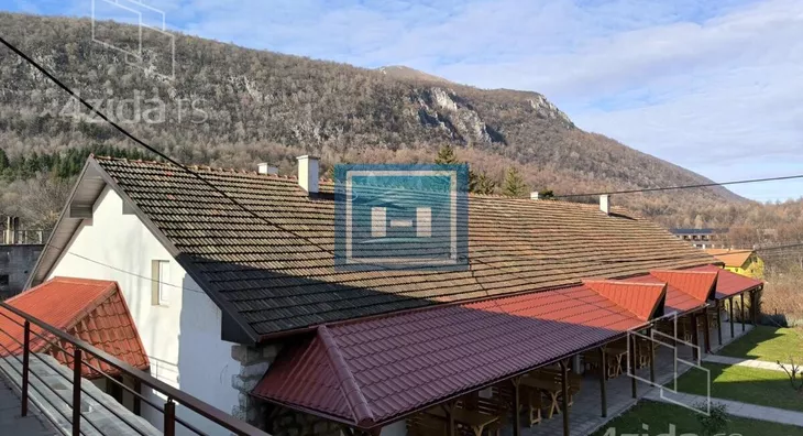 Poslovna zgrada | 4zida