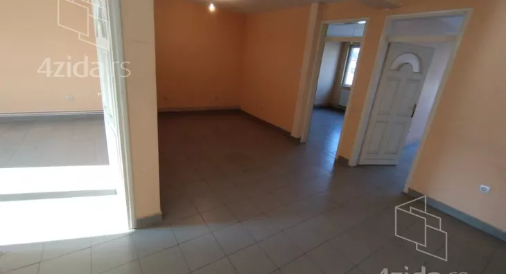 Poslovna zgrada | 4zida