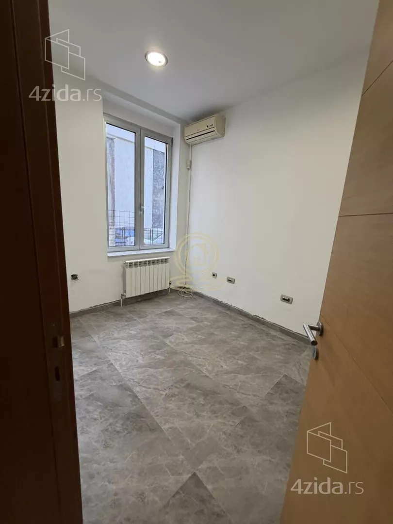 Poslovna zgrada | 4zida