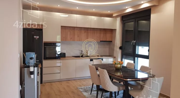 Poslovna zgrada | 4zida