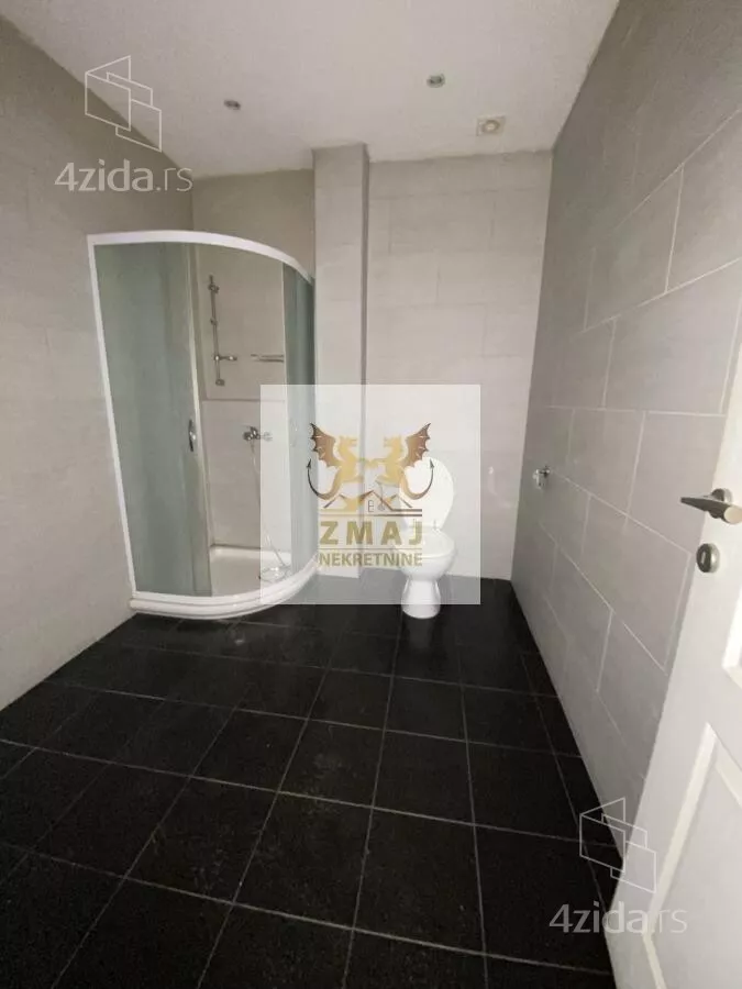 Poslovna zgrada | 4zida