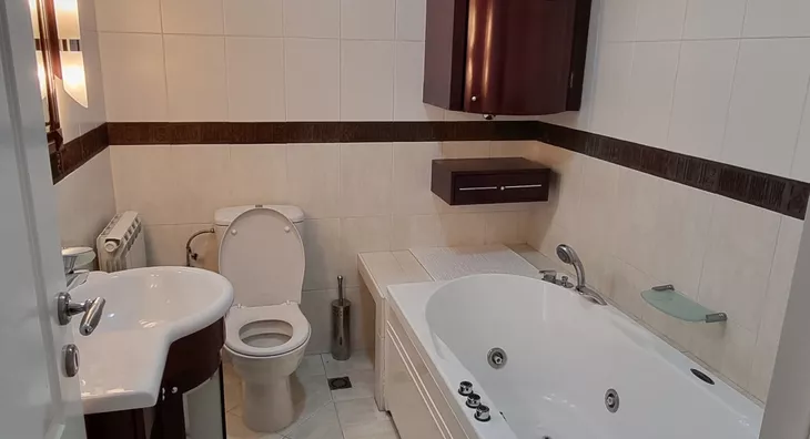 Šestoiposoban stan | 4zida