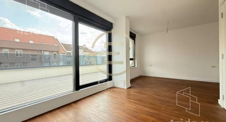 Šestosoban stan | 4zida